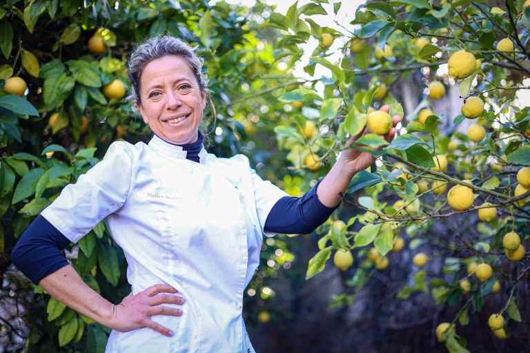 ILS FONT MENTON. Trasforma i limoni del suo giardino in gelati raffiguranti le firme: scoprite i segreti della Maison Meloni!