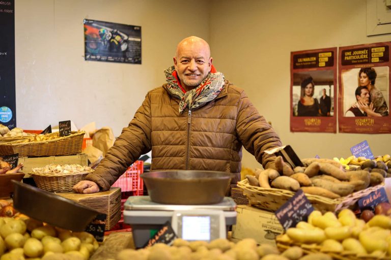 À Menton, tout le monde l’appelle Monsieur Patate : « certains clients ont l’impression de toucher à la vraie France ! »