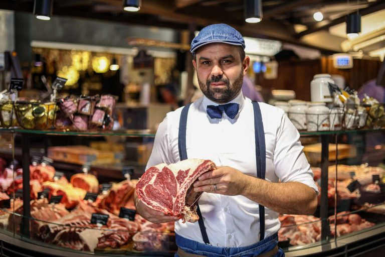 Viande maturée, carcasses entières, fabrication maison… Pourquoi les amateurs de bonne viande viennent jusqu’à Menton pour cette boucherie !