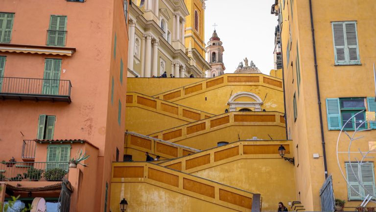 Vieux-Menton : 5 anecdotes que vous ignorez (peut-être) sur le cœur historique de la ville, racontées par un expert local