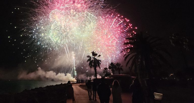 Plagistes, casino, nouvelle mairie… Enquête sur ceux qui s’allient pour retrouver les belles nuits de Menton menton feu artifice