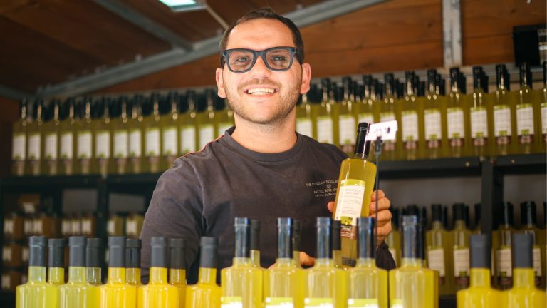 Liqueur crémeuse, pâtes au zeste, miel citronné… À Menton, ce stand fait fondre les visiteurs de la Fête du Citron