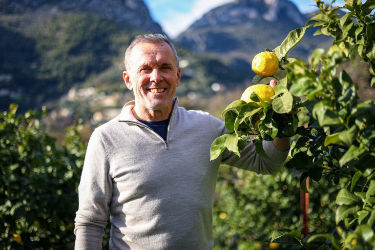 « Un anno solo per riportare il terreno in ordine! »: a Menton, questi due Bretoni hanno trasformato una palude in un splendido orto di limoni