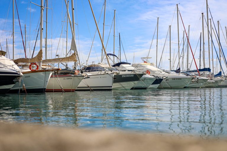« Quai qui s’affaisse, ensablement, 20 million d’euros de travaux… » À Menton, l’état du port Garavan inquiète