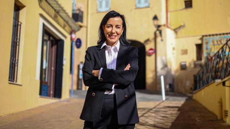 Menton : plages privées, chantiers à l’arrêt, argent public… Les dossiers brûlants d’Alexandra Masson portrait maire menton alexandra masson