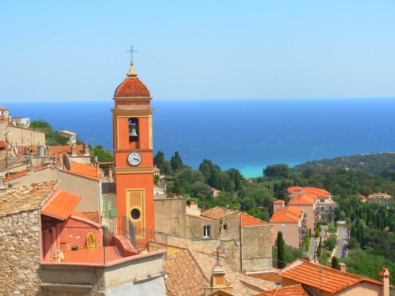 Vue de rêve sur la Méditerranée et village perché, Roquebrune-Cap-Martin déroule ses plus beaux décors belle