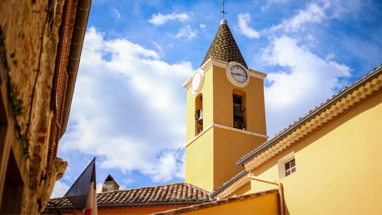 Au-dessus de Menton, cette église perchée raconte une histoire étonnante… entre neige et Méditerranée