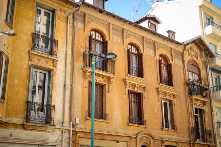 « Airbnb, maisons de vacances, pénuries d’apparts… », à Menton, la crise du logement s’impose un grand sujet des municipales