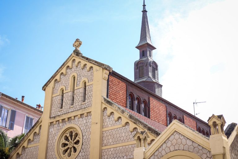 Savez-vous que la salle Saint-Exupéry de Menton était autrefois… un temple écossais ? On vous emmène visiter avec un expert