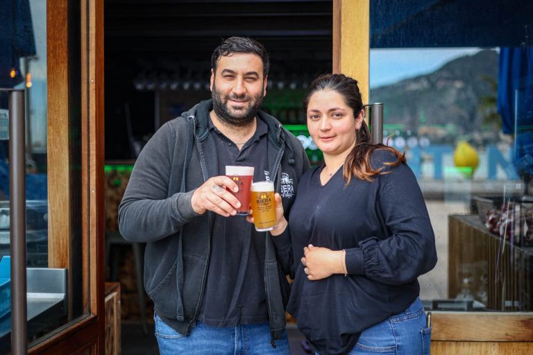 Ce bar à bières locales qui cartonne à Menton déménage face à la mer et étoffe sa carte gourmande, « recettes familiales, petits artisans… »