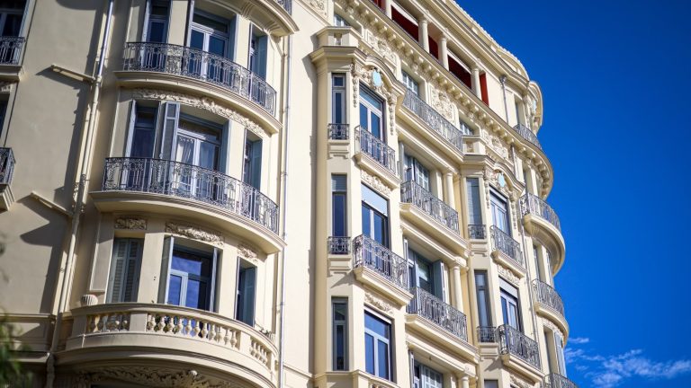 À Menton, la ville a changé en quelques années et ces somptueux petits palais en gardent la trace !
