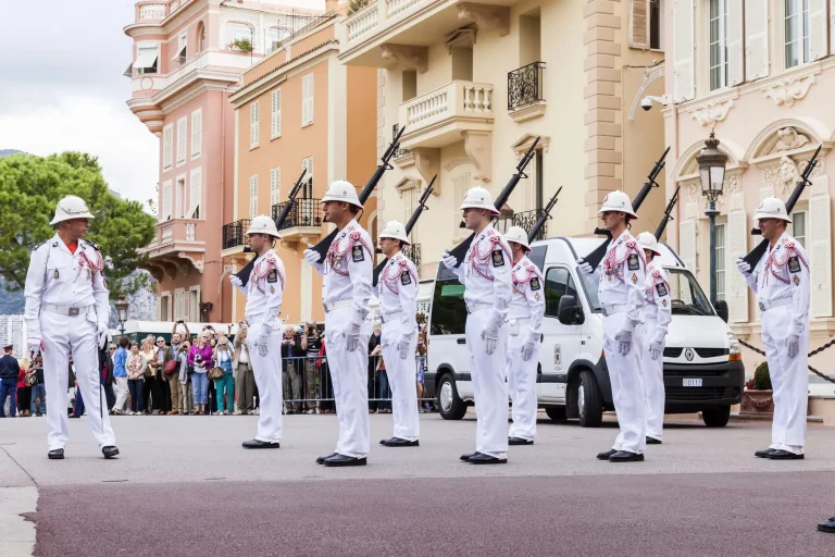 Monaco recrute pour la Garde du palais princier : les postes font rêver et proposent des conditions de travail exceptionnelles près de Nice garde-palais-monaco