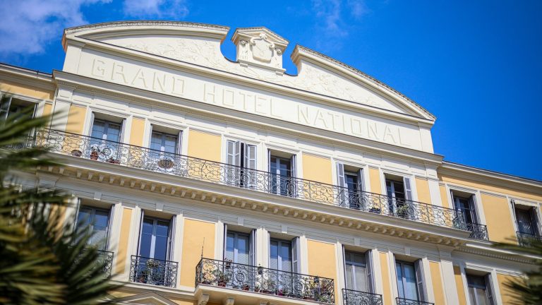 Décors à la main et jardin centenaire, le fragile héritage d’un des premiers palaces de Menton raconté par un passionné