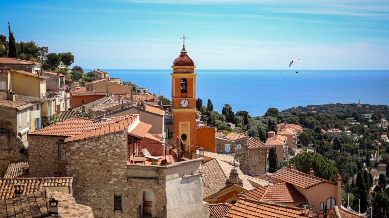 Avec une guide locale, à la découverte des rues creusées dans la roche et des passages secrets de ce village tout près de Menton !