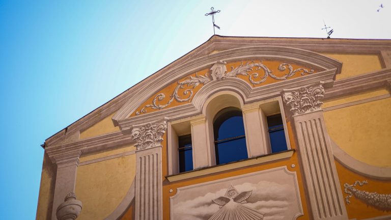 Proprio vicino a Menton. Questa chiesa emblematica viene restaurata per fasi, per non lasciare che un pezzo di questo villaggio della Riviera si rompa. Chiesa di San Bartolomeo di Gorbio