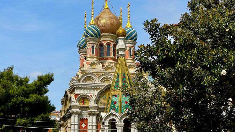 Escursione vicino a Menton. La sfida folle di Sanremo: come questa chiesa russa è stata costruita in soli 100 giorni! Chiesa di San Basilio di Sanremo