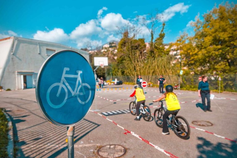 Sécurité routière à Menton. 900 élèves passent aux travaux pratiques avec la police municipale