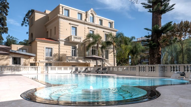 À Menton, on a poussé les portes de cette demeure de légende devenue le seul hôtel cinq étoiles de toute la ville belle vue generale et colorée de la Villa Genesis à Menton