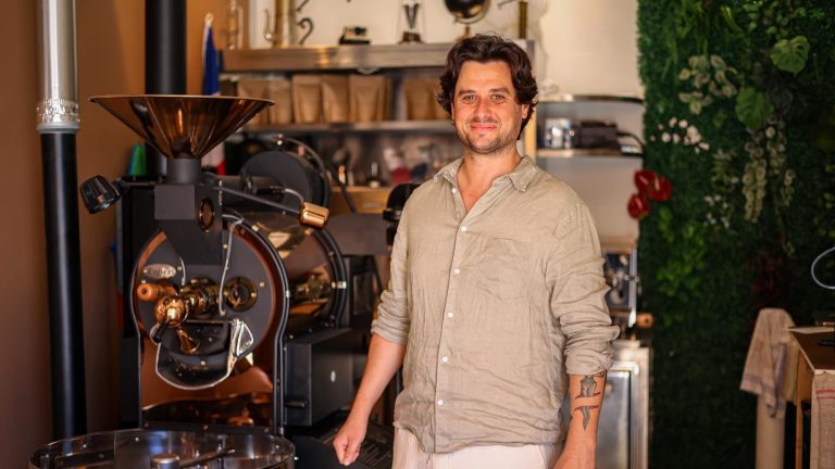 À Menton, l’odeur attire les passants… On a poussé la porte de ce nouvel atelier dédié à l’or noir Valentin Jagueneau-Café Jagueneau