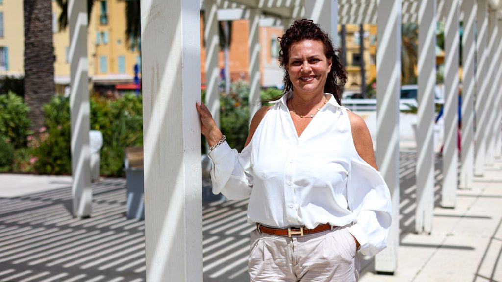 Ritratto fotografico di Virginie Simoncini, responsabile degli eventi, delle feste e delle animazioni a Menton