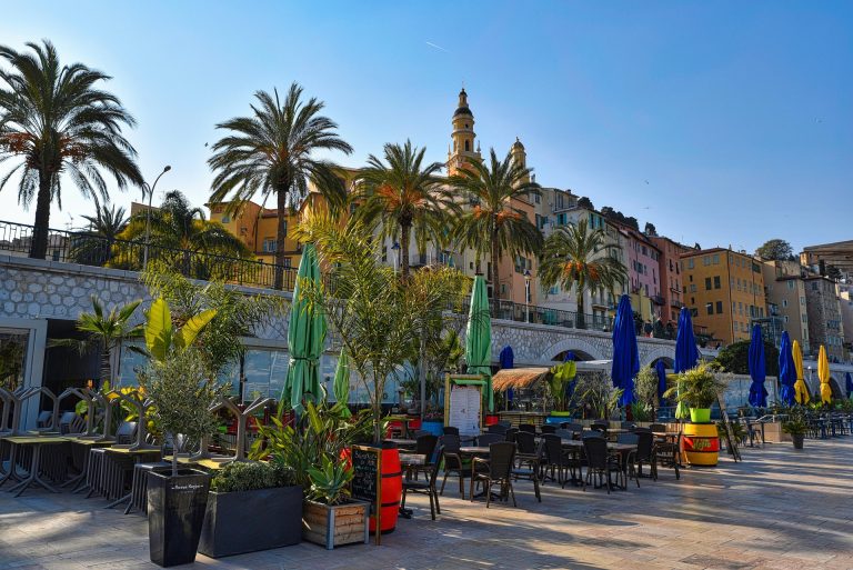 Concours « Fleurissons la ville ! » : le guide pour transformer Menton avant le 10 juin vue colorée du centre ville de Menton et ses quais portuaires