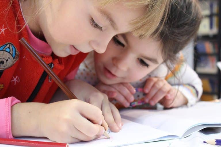 Près de Menton. Sac à dos et doudou pour le maire de Breil-sur-Roya qui s’inscrit à l’école maternelle pour sauver une classe