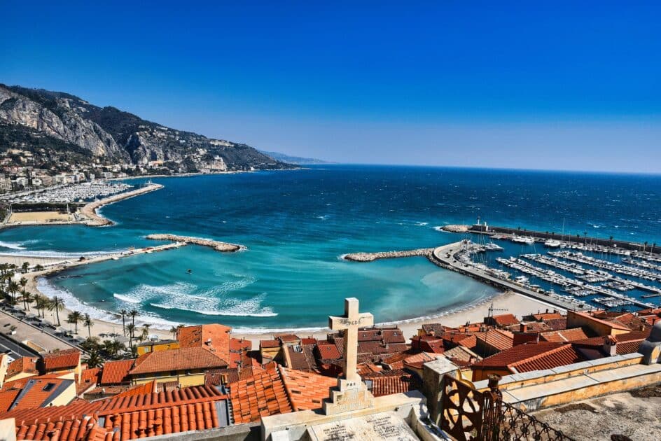 vue colorée de la baie de Menton avec les montagnes en fond