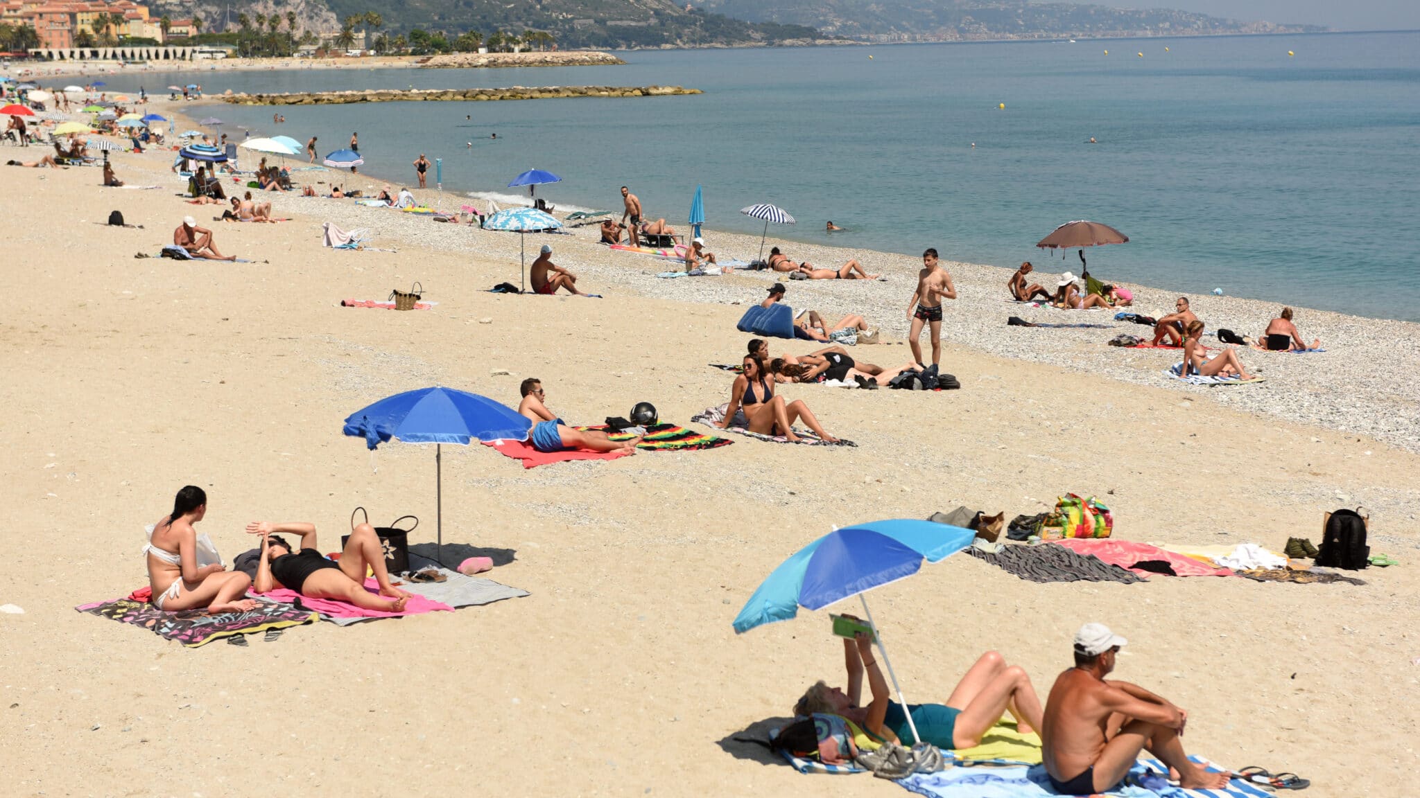 vue generale des plages de sable de menton