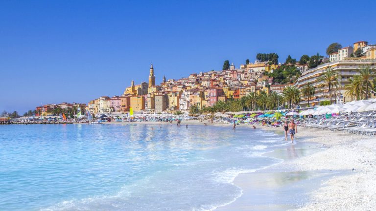 vue générale du littoral de Menton avec ses plages et touristes
