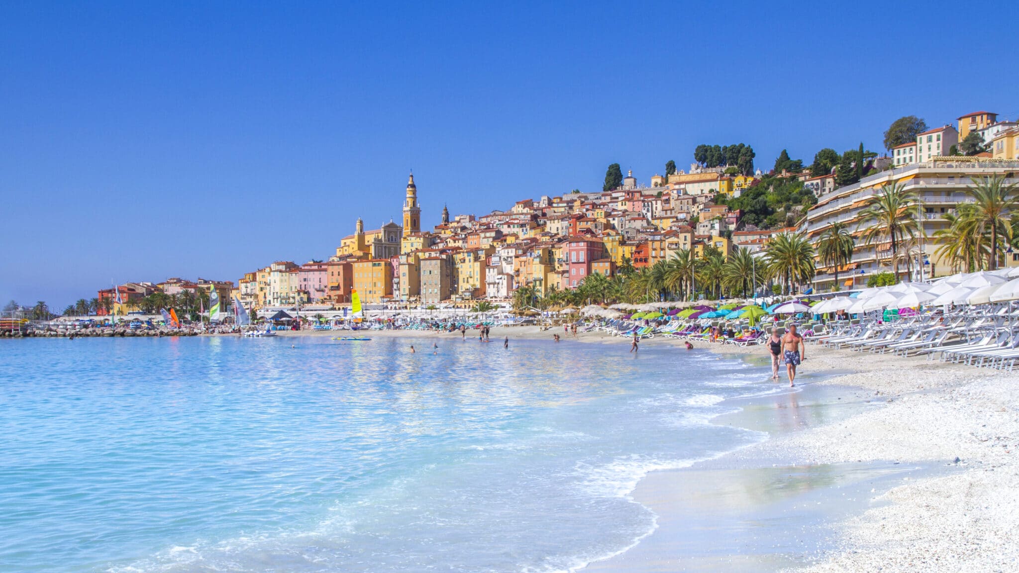 vue générale du littoral de Menton avec ses plages et touristes