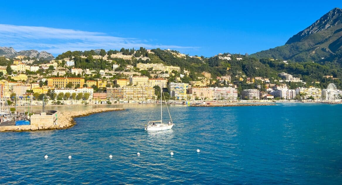 vue générale et colorée du littoral de menton avec un petit bateau