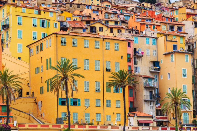 Tra antiche pietre e offerte vantaggiose, il Vieux-Menton è davvero il « nuovo eldorado » per i giovani acquirenti? Il parere degli esperti!