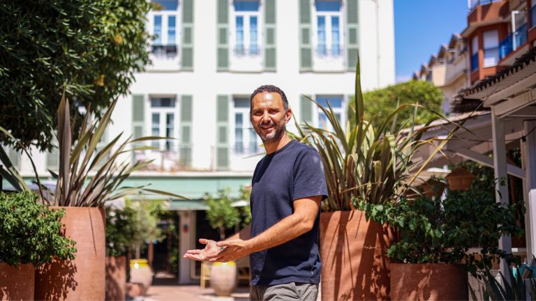 « On est tout le temps plein » : à Menton, nous avons poussé les portes de l’Hôtel de Londres, cette ancienne dépendance de palace qui a la cote Hôtel de Londres