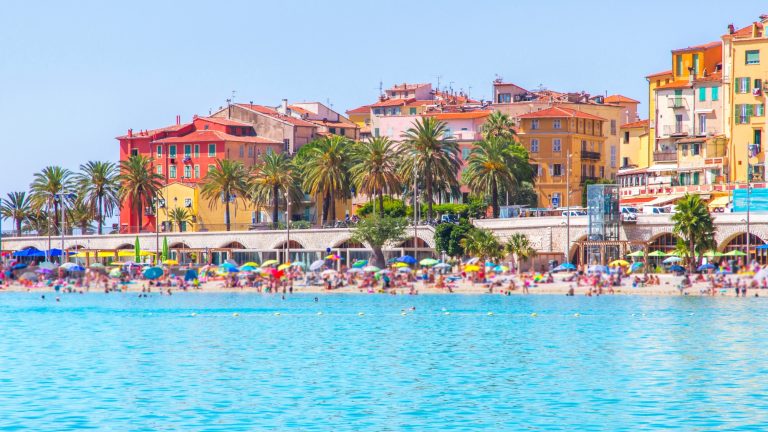 Et si la mairie de Menton gérait elle-même une plage aux Sablettes pour faire baisser les prix ? Plage Menton
