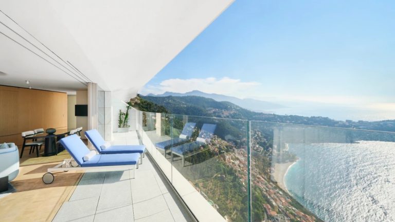 Près de Menton, ce 5 étoiles à la vue époustouflante figure parmi les 1000 meilleurs hôtels du monde The Maybourne Riviera