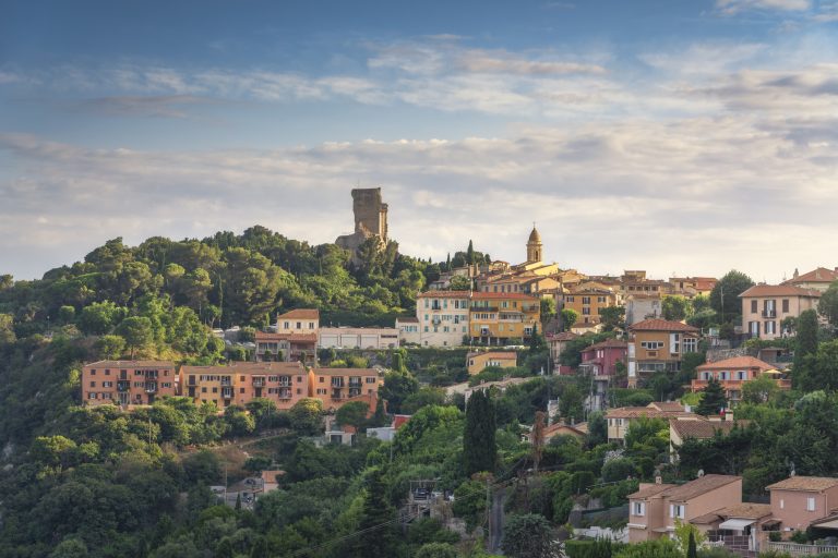 Immobiliari. Dove acquistare a La Turbie? Prezzi, affitti e tendenze in questo villaggio rinomato della Riviera che domina Monaco La Turbie, villaggio e il Trofeo delle Alpi, regione della Provenza,