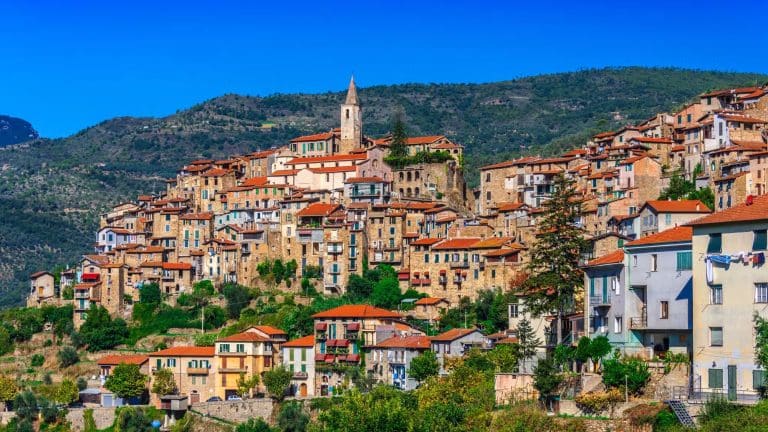 Au départ de Menton, de Vintimille à Cervo, on a trouvé les escales les plus authentiques de la Riviera pour vos week-ends du printemps 2026 Apricale