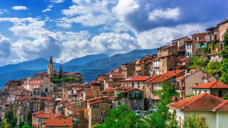 Proprio vicino a Menton. Scoprite questi splendidi villaggi italiani a meno di un’ora di viaggio per dimenticare il quotidiano per una giornata Apricale
