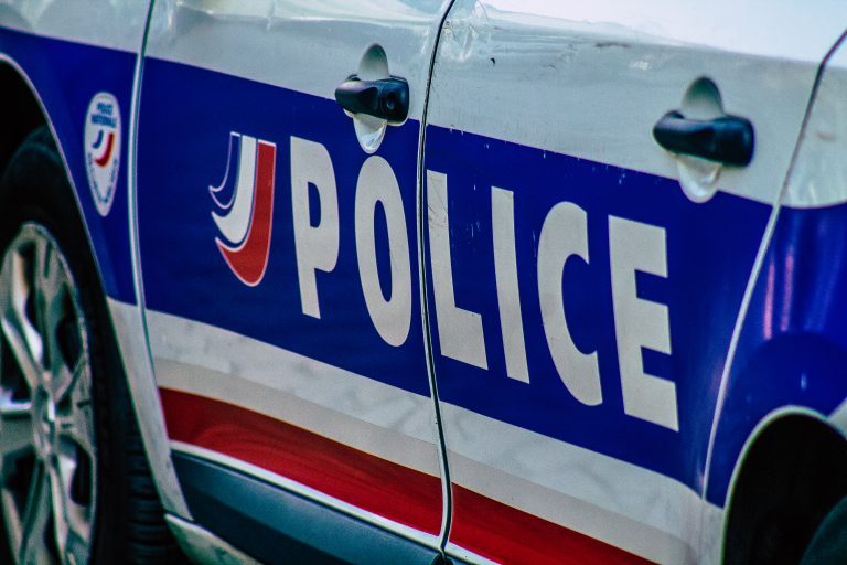 « Gettoni di pietre », cinque poliziotti feriti, undici persone in stato di fermo… Il capo della polizia di Menton racconta la giornata di martedì davanti ai licei, Alliance 06 reagisce