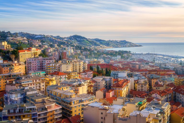 L’Italia invece che Menton? Tabacco, corse, ristoranti… Due su tre azzurri fanno i loro acquisti dall’altra parte della frontiera: ecco quanto spendono