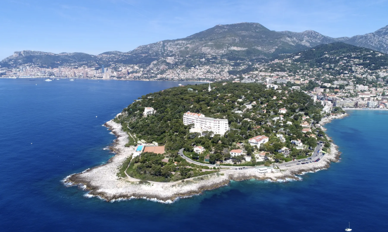 Balade sur la Riviera : aux portes de Menton, ce magnifique sentier longe la mer face à Monaco jusqu’au seul site UNESCO des Alpes-Maritimes Le Corbusier est une merveilleuse randonnée pédestre nichée sur le Cap Martin