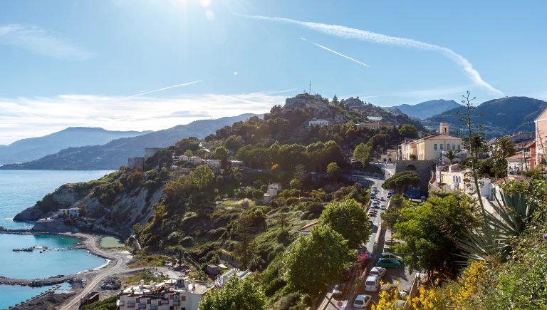 Immobiliari. In asta a prezzi stracciati, questa antica scuola italiana a due passi da Mentone cerca un acquirente: e se foste voi? Vintimille