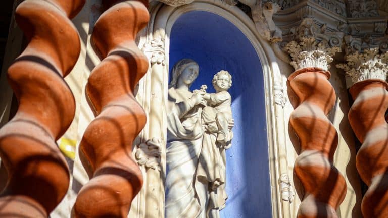 1,5 million d’euros et une lettre au prince Albert II pour ressusciter la roseraie de la princesse Grace : longtemps abandonnée, la plus vieille chapelle de Menton renaît Chapelle de la Madone