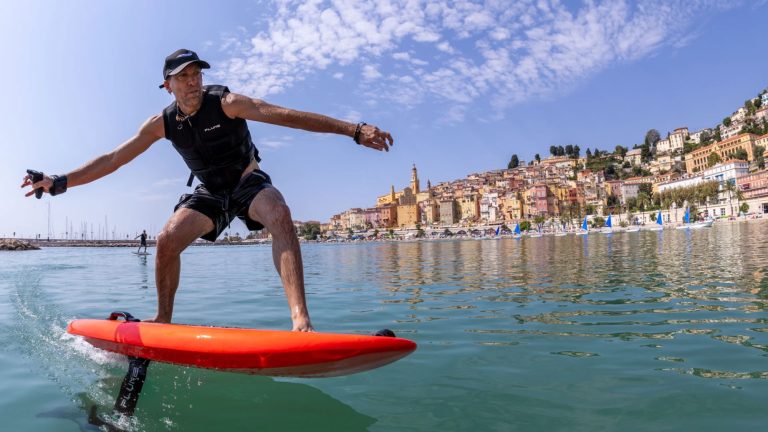 Des planches qui volent à plus de 50 km/h au ras de l’eau ? Voici le programme de cet événement spectaculaire qui s’installe à Menton ce week-end Coupe du monde d’eFoil Menton