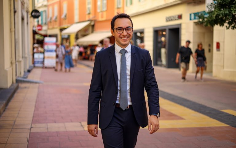 « Ci si cammina un po» sulla testa »: video-verbalizzazione, bastoncino per il culo, finanze... A Menton, Florent Champion critica il metodo della maggioranza Florent Champion