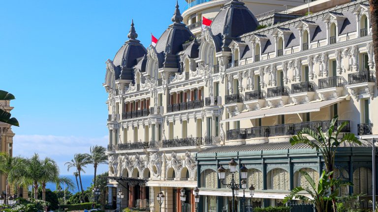 Monaco : quatre étoiles Michelin, 300 000 bouteilles en cave… Cet hôtel mythique de nouveau classé parmi les 50 plus beaux du monde Hôtel de Paris Monte-Carlo