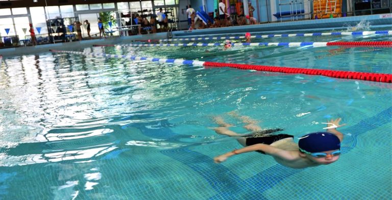 « Fa male al cuore »: 415.500 euro per una piscina destinata a « chiudere », la municipalità prevede un nuovo impianto a Menton Piscine-Alex-Jany-Menton-2