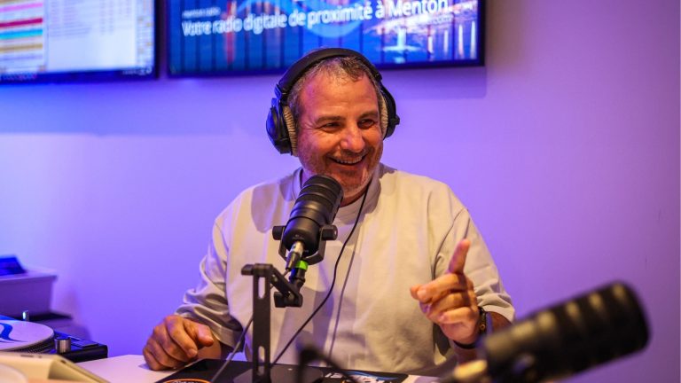 ILS FONT MENTON. Una cena tra amici, un cameriere in Texas, un microfono nel salotto: come questo appassionato ha inventato la radio su internet Radio Top Side