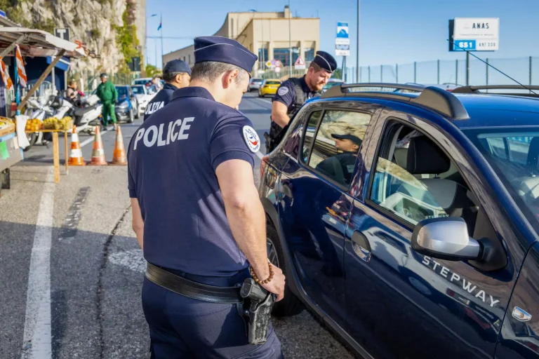 Menton. La polizia dei confini può ora consegnare all’Italia un straniero in situazione irregolare in 24 ore, una prima esperienza in Francia afp-polizia-menton-frontiere-scalata