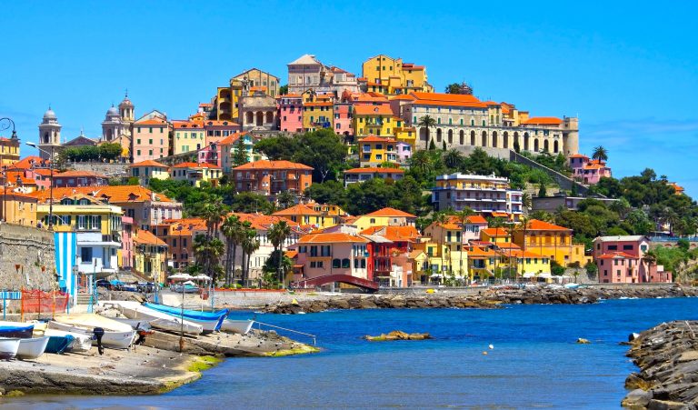 Escursione in Italia: vicino a Mentone, questa città che tutti attraversano senza fermarsi racchiude quattro passeggiate meravigliose affacciate sul mare Imperia